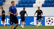 Julian Nagelsmann, trenér Hoffenheimu, si se svými hráči zakopal na předzápasovém tréninku