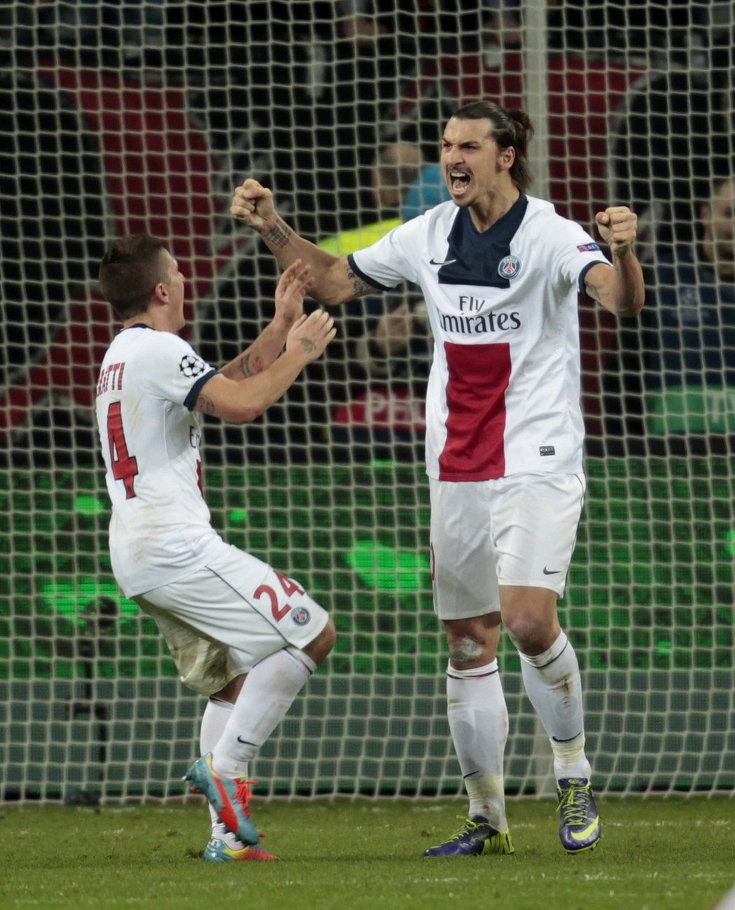 Zlatan Ibrahimovic slaví svojí trefu do sítě Leverkusenu.