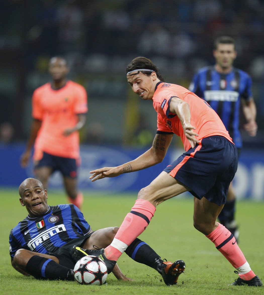 Milánský Maicon (vlevo) se snaží odzbrojit Zlatana Ibrahimoviče z Barcelony
