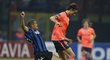 Milánský Walter Samuel se snaží zastavit Zlatana Ibrahimoviče z Barcelony