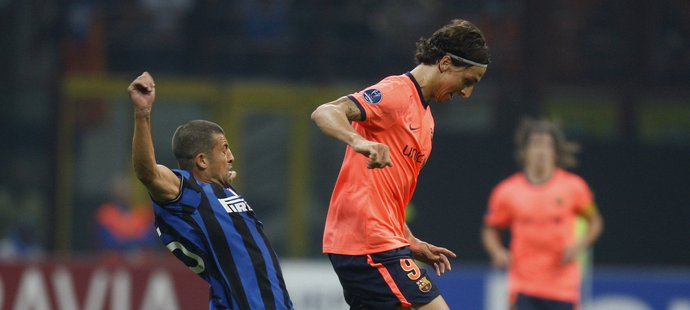 Milánský Walter Samuel se snaží zastavit Zlatana Ibrahimoviče z Barcelony