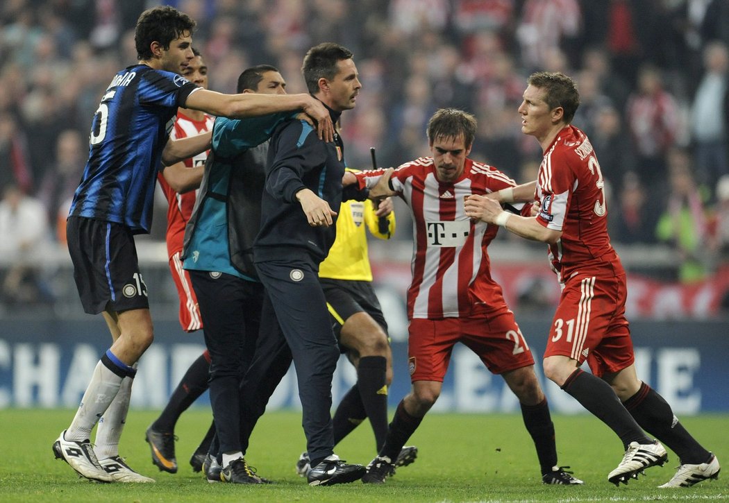 Schweinsteiger nejdřív zaváhal při gólu Sneijdera, po utkání se chtěl rvát