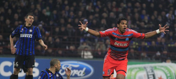 Brazilský útočník Marseille Branda slaví vyrovnávací gól francouzského celku
