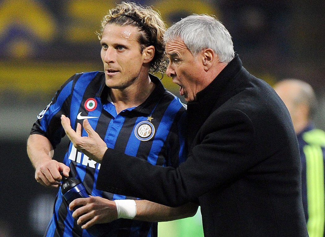 Claudio Ranieri udílí pokyny útočníkovi Interu Diegovi Forlánovi