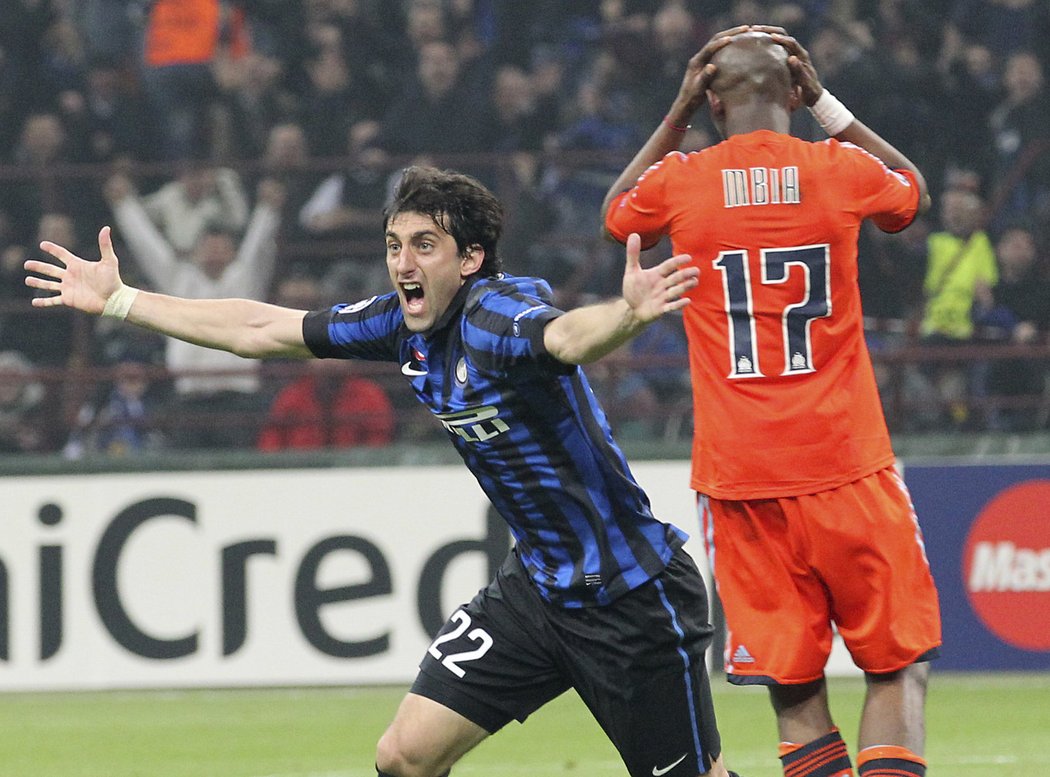 Diego Milito v momentě, kdy Inter Milán šel do vedení 1:0 a smazal manko z prvního utkání proti Marseille