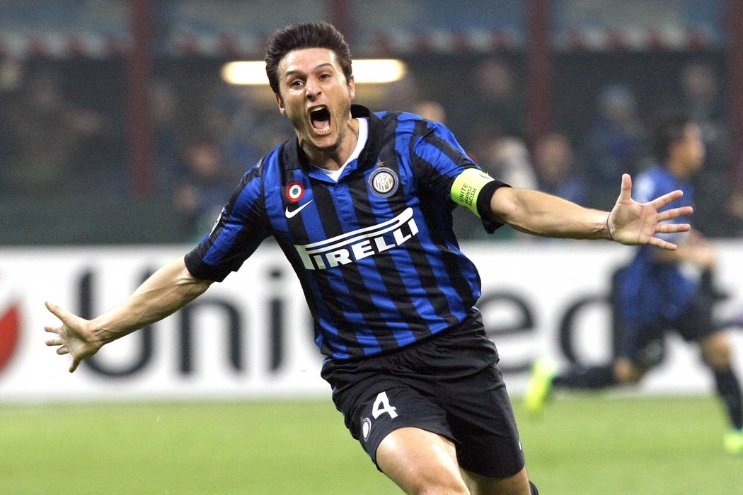 Kapitán Interu Javier Zanetti slaví vedoucí branku italského celku
