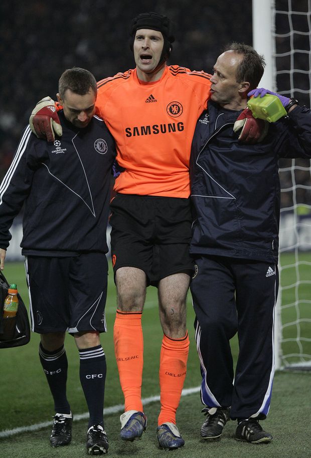 Český brankář Petr Čech je odváděn na ošetření Český brankář Petr Čech je odváděn na ošetření