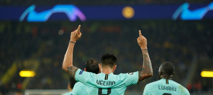 Matias Vecino oslavuje vstřelený gól do sítě Dortmundu