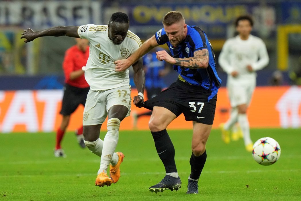 Milan Škriniar proti Sadio Manému