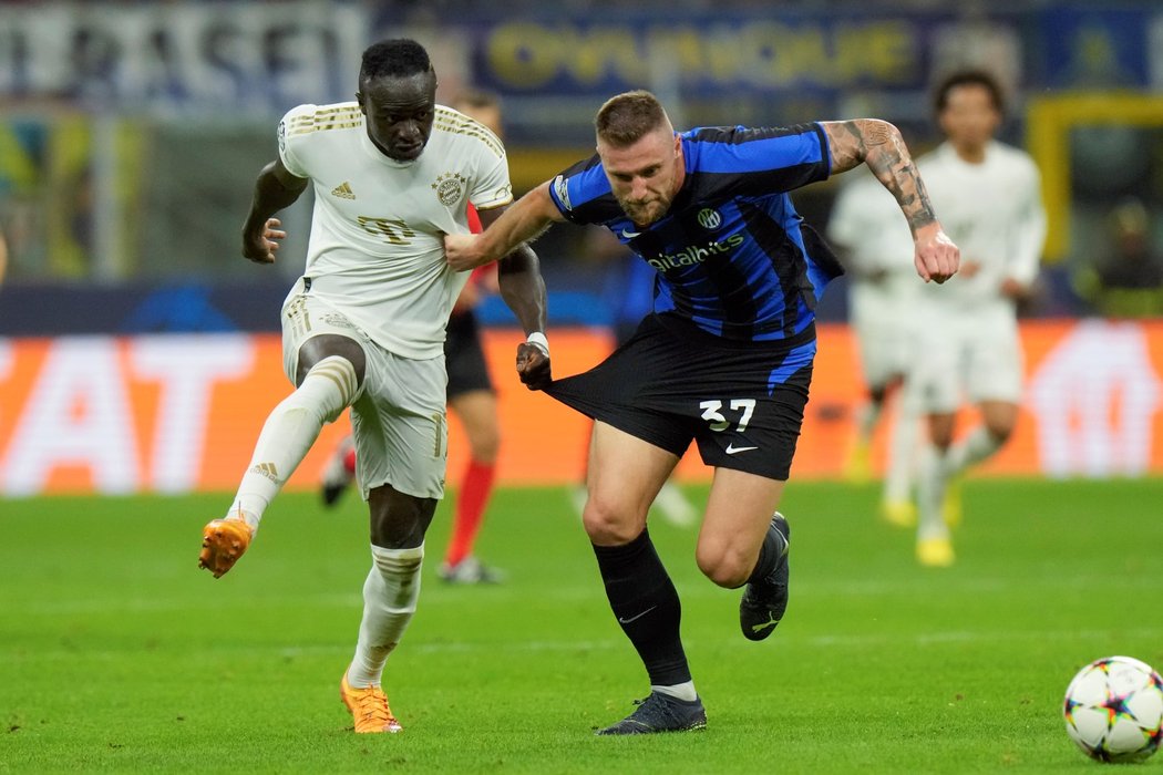 Milan Škriniar v souboji se Sadio Maném