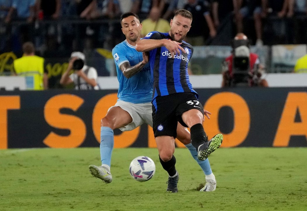 Milan Škriniar je pod tlakem soupeře