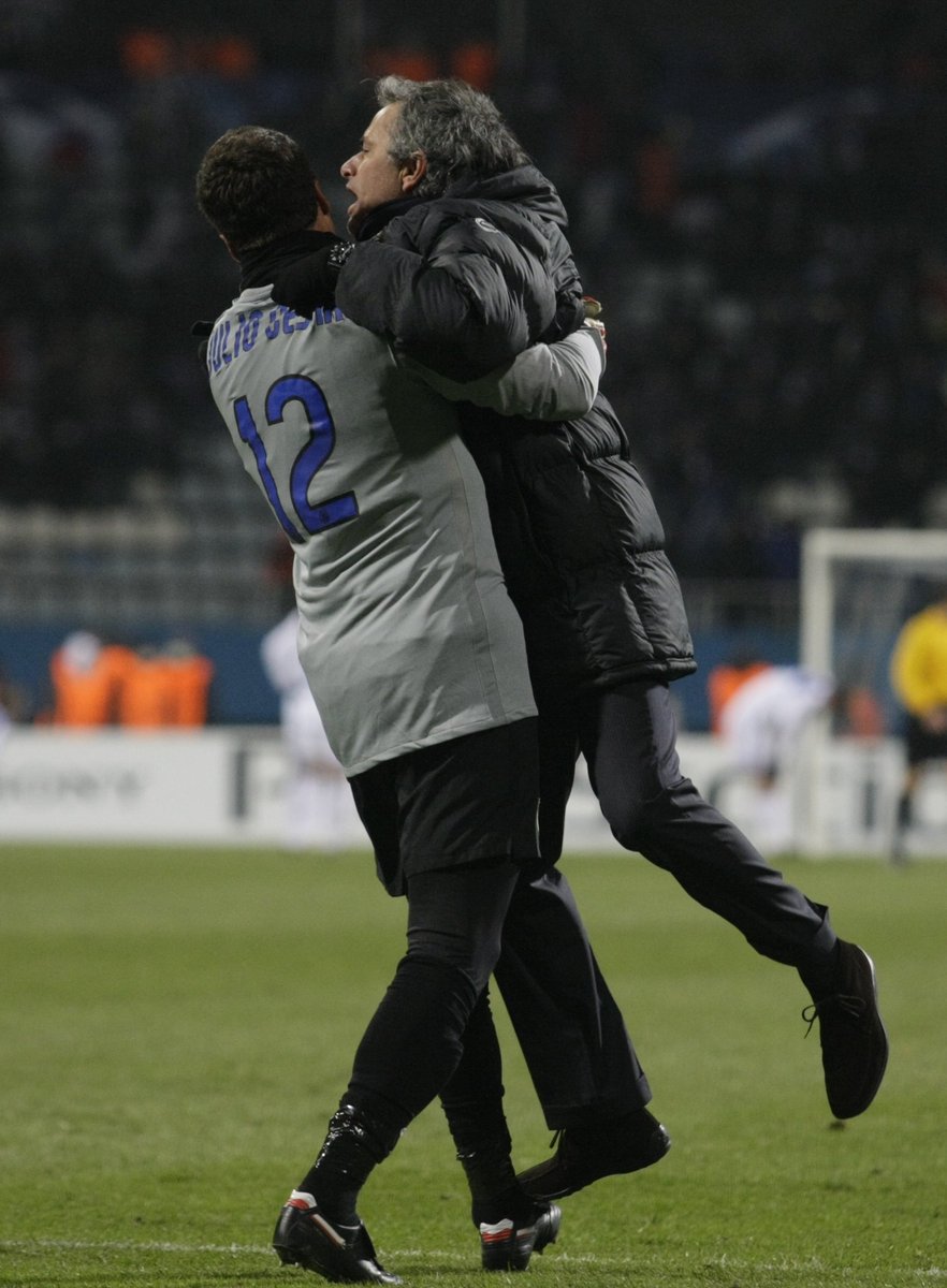 Kouč Interu Milán José Mourinho (vpravo) slaví s brankářem Cesarem vítězný gól v Kyjevě