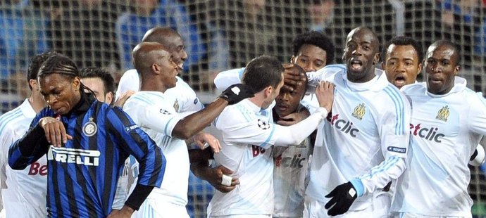 Fotbalisté Olympique Marseille slaví gól Andreho Ayewa (uprostřed) do sítě Interu Milán