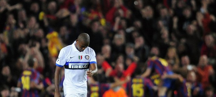 Smutný Samuel Eto&#39;o (Inter Milán) a jeho zklamání z gólu soupeře.