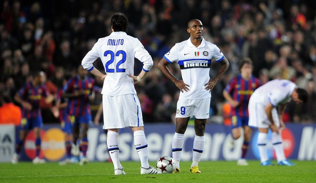 Samuel Eto&#39;o (vpravo) a Diego Milito z Interu Milán se chystají k rozehrání míče po inkasované brance.