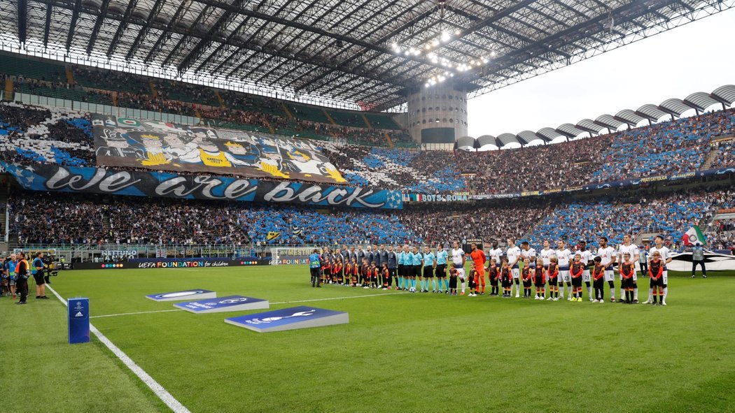 Choreo fanoušků Interu Milán a hráči během nástupu před zápasem