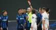 Arturo Vidal z Interu dostává červenou kartu v utkání Ligy mistrů s Realem Madrid