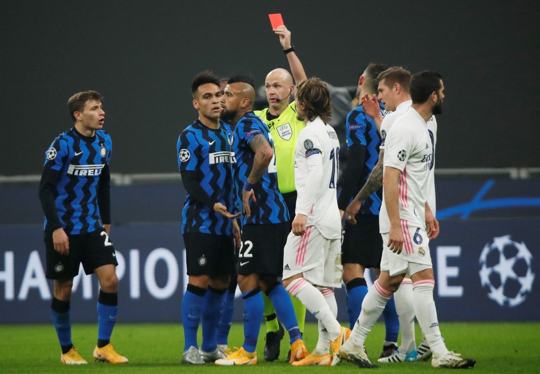 Arturo Vidal z Interu dostává červenou kartu v utkání Ligy mistrů s Realem Madrid