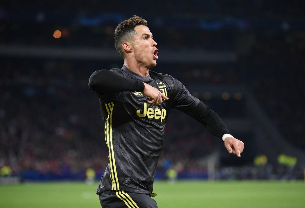 Cristiano Ronaldo oslavuje svou trefu proti Ajaxu Amsterdam ve čtvrtfinále Ligy mistrů