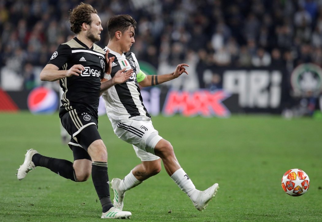 Daley Blind z Ajaxu a hvězda Juventusu Paulo Dybala