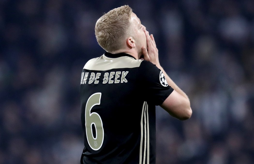 Donny van de Beek z Ajaxu lituje zahozené šance