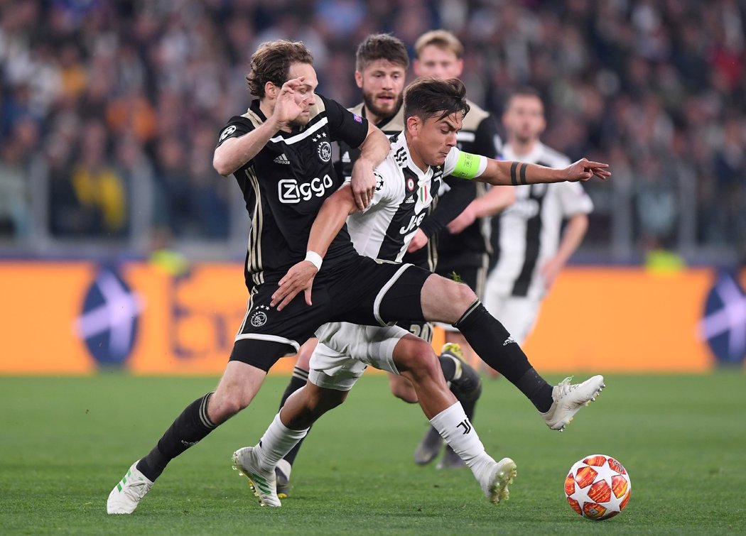 Paulo Dybala se snaží prodrat skrze obrannou hráz Ajaxu