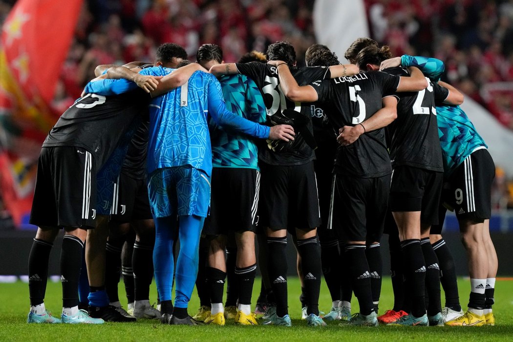 Fotbalisté Juventusu před neúspěšným zápasem v Benfice