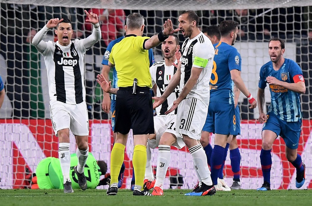 Giorgio Chiellini dostal míč za záda brankáře Oblaka, sudí jej však kvůli faulu neuznal