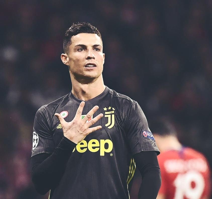 Cristiano Ronaldo ukazuje, kolik že titulů v Lize mistrů na rozdíl od hráčů Atlétika Madrid získal