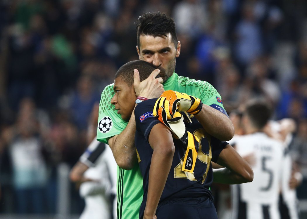 Brankář Buffon utěšuje Mbappého