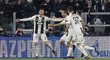 Hráči Juventusu oslavují hattrick Cristiana Ronalda a postup