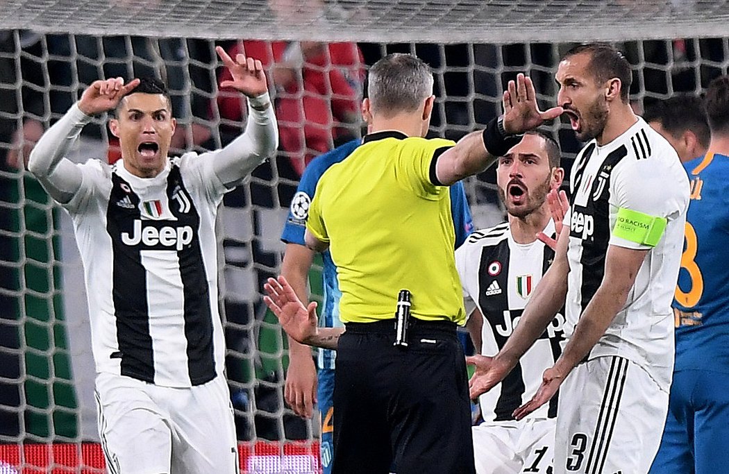 Cristiano Ronaldo a Giorgio Chiellini z Juventusu se zlobí na hlavního rozhodčího, který neuznal branku