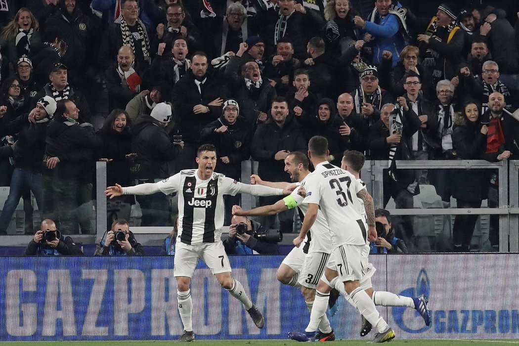 Hráči Juventusu oslavují hattrick Cristiana Ronalda