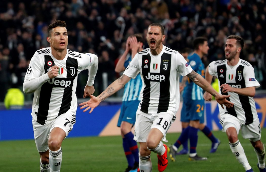 Fotbalisté Juventusu Turín slaví postup do další fáze Champions League