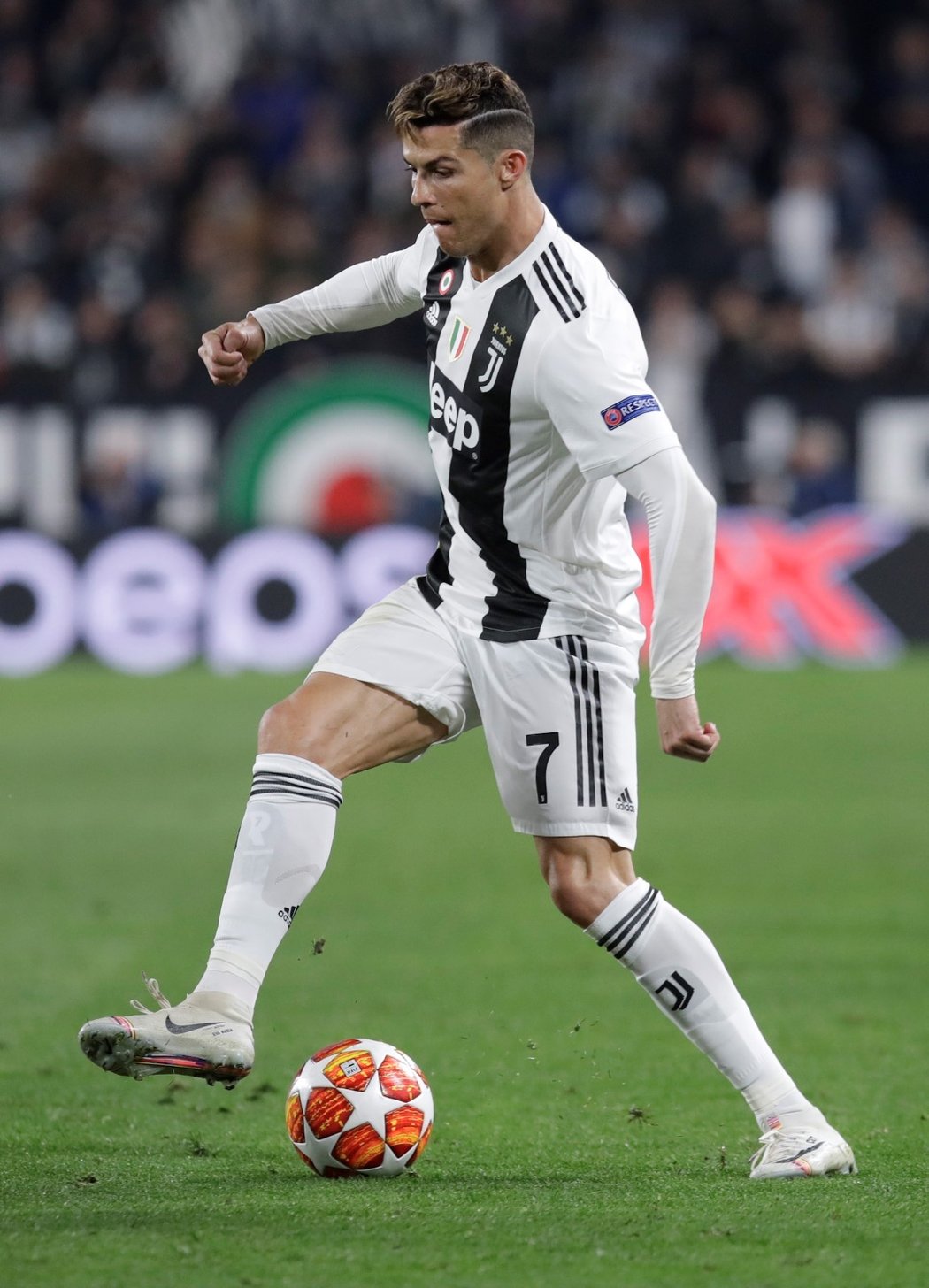 Cristiano Ronaldo kouzlí s míčem