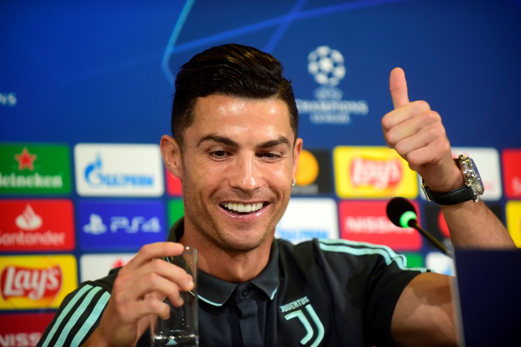 Cristiano Ronaldo se usmívá na tiskové konferenci před zápasem Ligy mistrů