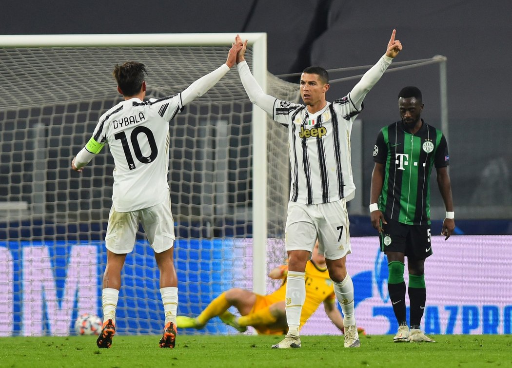 Útočníci Juventusu Paulo Dybala a Cristiano Ronaldo se radují z branky do sítě maďarského Ferencvárose