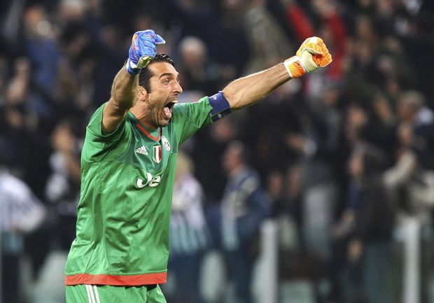 Gianluigi Buffon se raduje v zápase svého Juventusu se Sevillou Gianluigi Buffon se raduje v zápase svého Juventusu se Sevillou