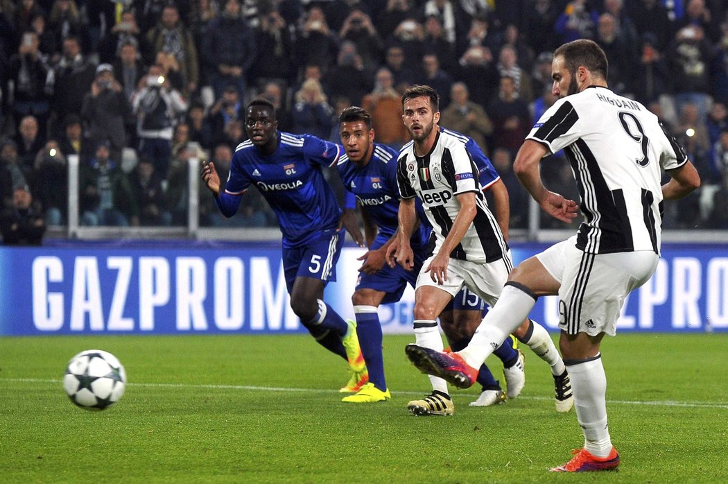 Juventus poslal do vedení z pokutového kopu Gonzalo Higuaín