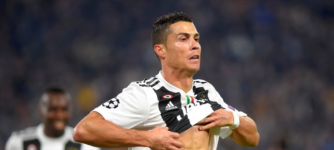 Cristiano Ronaldo při oslavě gólu proti Manchesteru United ukázal své břišní svaly