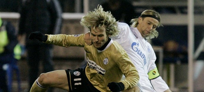 Pavel Nedvěd z Juventusu bojuje o míš s Anatolijem Tymoščukem z Petrohradu.