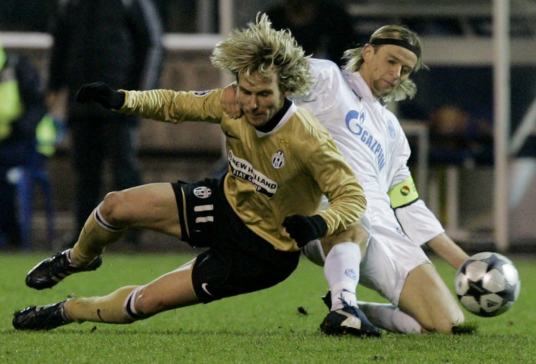 Pavel Nedvěd z Juventusu bojuje o míš s Anatolijem Tymoščukem z Petrohradu.