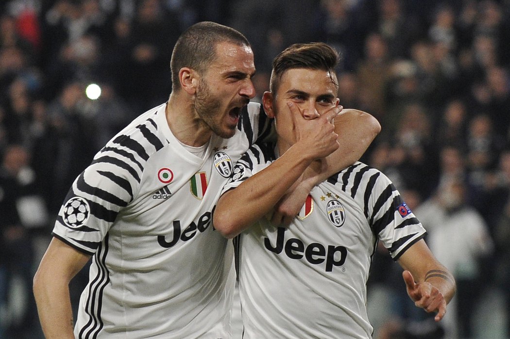 První gól Juventusu vstřelil Paulo Dybala (vpravo)