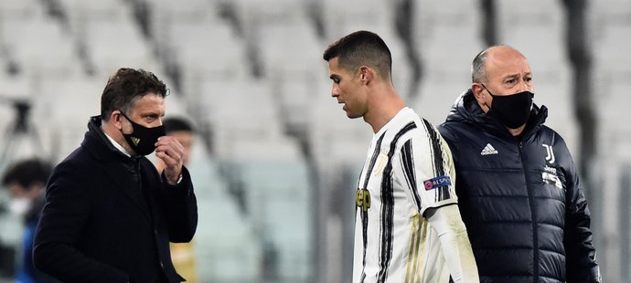 Zklamaný Cristiano Ronaldo se v utkání Juventusu proti Seville v osmifinále Ligy mistrů neprosadil