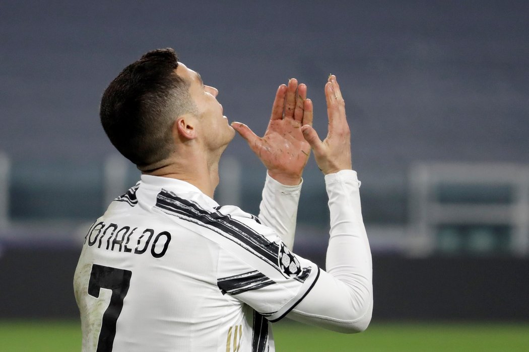 Zklamaný Cristiano Ronaldo se v utkání Juventusu proti Seville v osmifinále Ligy mistrů neprosadil