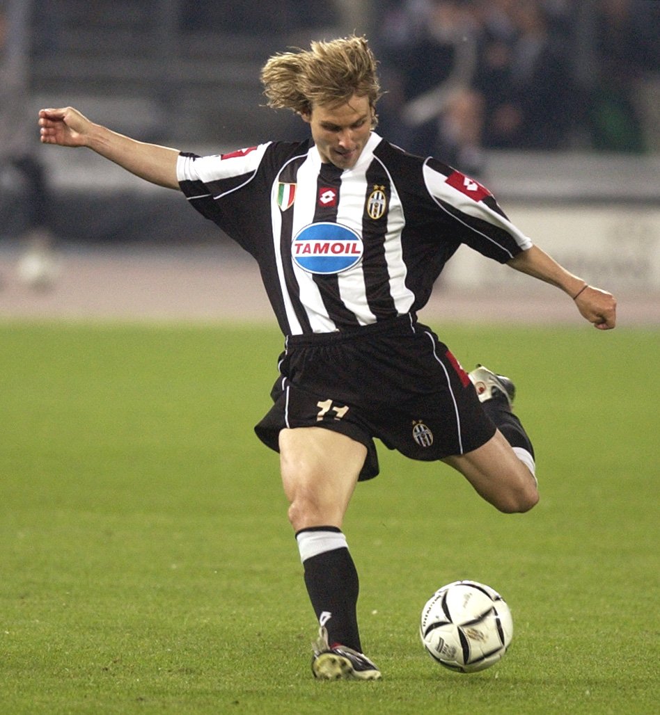 Pavel Nedvěd v roce 2003, kdy pomohl brankou skolit Real Madrid a Juventus postoupil do finále Ligy mistrů