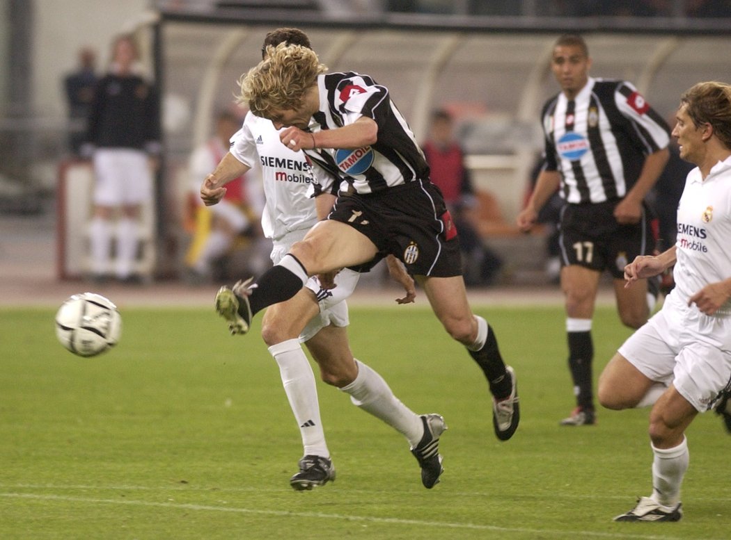 Pavel Nedvěd v roce 2003, kdy pomohl brankou skolit Real Madrid a Juventus postoupil do finále Ligy mistrů