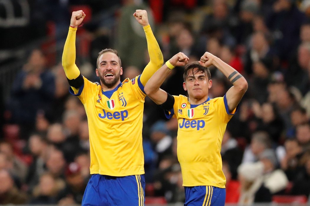 Hrdinové Juventusu Gonzalo Higuaín a Paulo Dybala vystřelili postup do čtvrtfinále LM