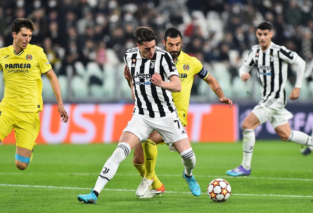 Útočník Juventusu Dušan Vlahovič v zápase s Villarrealem