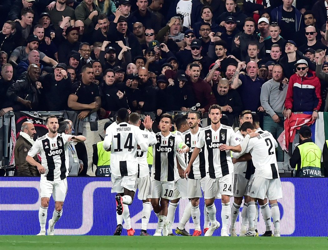 Hráči Juventusu Turín při oslavě vedoucího gólu